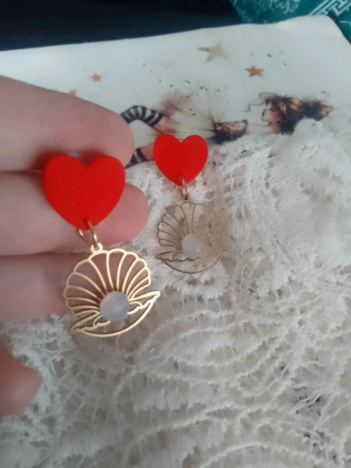 Cockle earrings with calcedony stones and red hearts – photo 2